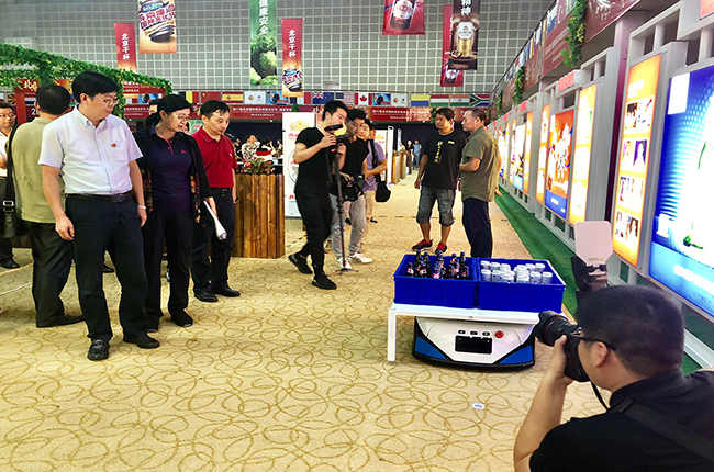 國際啤酒節(jié)：我不是酒神，我是科捷機(jī)器人